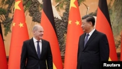 中国国家主席习近平在北京人大会堂会晤到访的德国总理朔尔茨。（2022年11月4日）