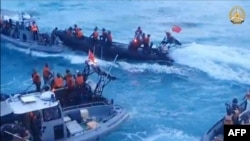 菲律宾武装部队2024年6月17日发布的视频截图照片显示,中国海岸警卫队成员在南中国海第二托马斯沙洲(中国称为仁爱礁)附近冲撞菲律宾海岸警卫队船只并发生暴力冲突。