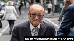 澳大利亚维多利亚州前自由党党员、越柬老华人团体联合会主席杨怡生(Di Sanh Duong)2023年11月16日在澳大利亚墨尔本受审后离开法庭。