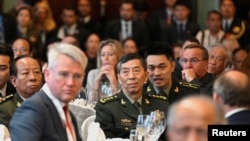 资料照：中国防长李尚福（中）在新加坡出席香格里拉对话。（2023年6月2日）