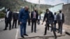 Mokonzi ya Rwand Paul Kagame (C-D) na mokonzi ya RDC Félix Tshisekedi (C-G) bazali kotala libulu lisalami nsima na botombokia ya volcan na nzela ya Rubavu, Rwanda, 25 sanza ya sambo 2021.