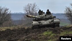 乌军士兵在乌克兰扎波罗热州前线附近训练。(2023年3月29日)