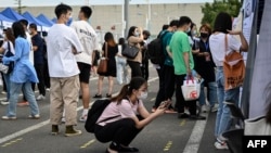 资料照片: 2022年8月26日中国数百万年轻人激烈竞争越来越少的工作岗位