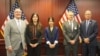美国国会众议院中共问题特设委员会召开圆桌会议讨论香港现状。会后委员会主席和成员和与会人士合影，左起依序为特设委员会主席约翰·穆勒纳尔、活动人士邵岚、香港自由基金委员会政策主任许颖婷、黎智英辩护律师成员乔纳森·普莱斯、布莱恩·卢特克迈耶。（2024年5月23日，美国之音记者李逸华拍摄）