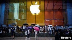 人们在上海苹果专卖店外排队购买苹果公司在中国开售的最新款苹果手机iPhone 15。(2023年9月22日)