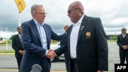 斐济总理兰布卡(Sitiveni Rabuka)与澳大利亚总理阿尔巴尼斯(左)在斐济城市楠迪举行会面 (2023年3月15日)