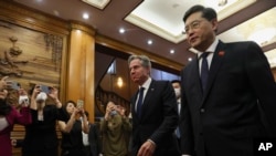 2023年6月18日，中国外长秦刚同前一天到达北京的美国国务卿布林肯一同走入北京钓鱼台国宾馆。