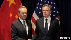 资料照：美国国务卿布林肯与中国外长王毅在印尼出席东盟外长会议期间举行会晤。（2023年7月13日）