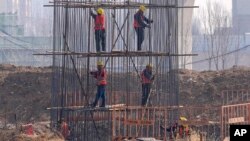 资料照：中国河北雄安一处建筑工地的工人在施工（2024年3月14日）