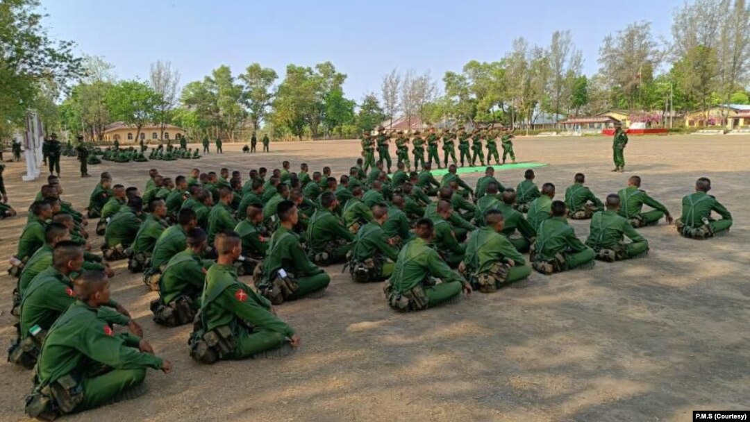စစ်မှုထမ်းဥပဒေဖြင့်ခေါ်ယူထားသူများကို စစ်သင်တန်းပေးနေစဉ် (ဧပြီ ၂၀၂၄)
