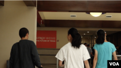 资料照：一个中国家庭非法跨越美国南部边界线后被边防人员拘留、然后被释放。（美国之音2023年12月）.