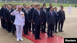 中国国家主席习近平在对越南访问期间出席在胡志明陵墓举行的敬献花圈仪式。(2023年12月13日)