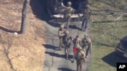 美国联邦调查局（FBI）逮捕了空军国民警卫队士兵杰克·特谢拉（Jack Teixeira），指控他涉嫌泄露了这些高度机密的文件。（2023年4月13日）