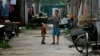 资料照：两个农民工的孩子在北京郊区一个破旧的农民工住宅区里玩耍。（2008年8月12日）