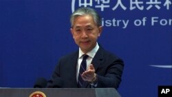 中国外交部发言人汪文斌在周一记者会上。（2023年2月13日）