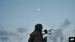 2023年9月3日，一名乌克兰士兵在乌克兰顿涅茨克地区巴赫穆特附近发射一架无人机，这里是乌克兰顿涅茨克地区与俄罗斯军队激战的地点。 （美联社）