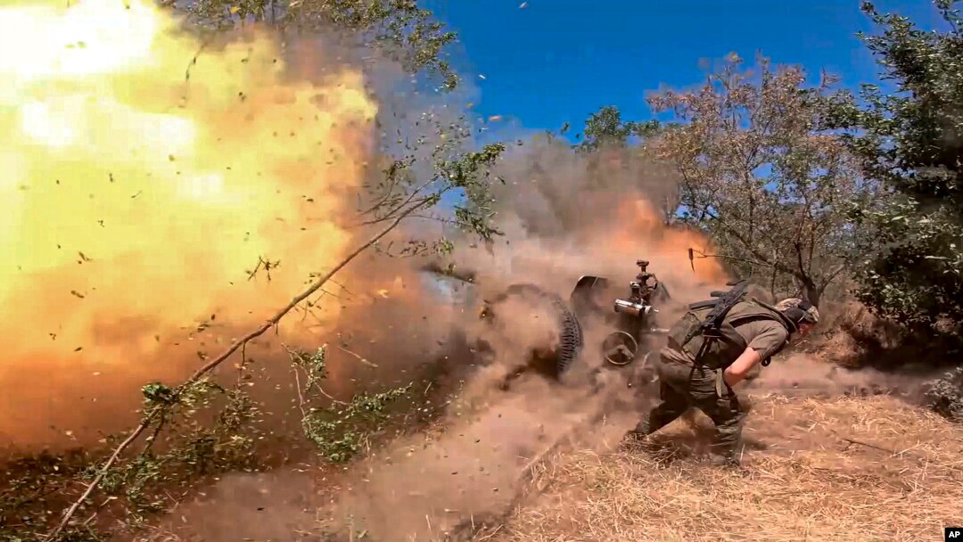 Nan foto sa ake Ministe Defans larisi pataje ak lapres yon solda ris tire yon misil D-30 howitzer sou pozisyon Ikrenyen, 22 Out, 2024. 