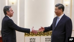 中国领导人习近平在北京人大会堂会晤到访的美国国务卿布林肯。（美联社2023年6月19日）