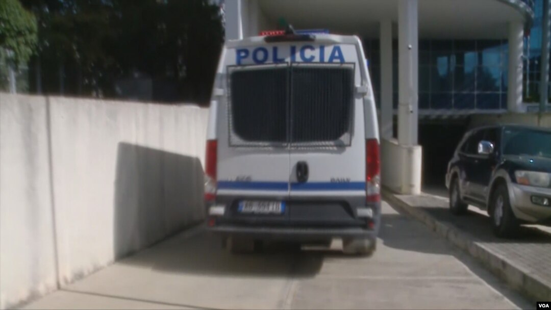Automjeti i policisë që shoqëron Jamarabër Malltezin në gjykatë