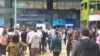 香港的生活气氛和信息流通比中国大陆自由，是吸引中国人来香港发展的主要原因 (美国之音)
