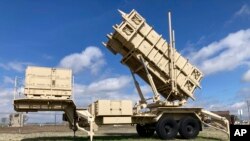 2023 年 3 月 21 日，俄克拉荷马州劳顿附近的西尔堡陆军基地外，爱国者导弹机动发射器展示。自 1 月以来，乌克兰士兵一直在西尔堡进行武器系统训练。