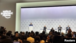 中国国务院总理李强在中国辽宁大连出席世界经济论坛新领军者年会(夏季达沃斯)开幕式上讲话。(2024年6月25日)