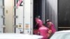 ARCHIVO: Trabajadores de una morgue colocan cadáveres en bolsas en un camión refrigerado en una instalación forense de Maui, Hawái, el 15 de agosto de 2023.