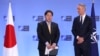 资料照：日本外相林芳正与北约秘书长斯托尔滕贝格在布鲁塞尔举行的北约外长会议期间出席记者会。（2023年4月4日）