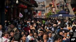 2023年5月1日，北京前门步行街游客摩肩接踵，人山人海。这是新冠病毒大流行之后，人们第一次在没有严厉的防范措施中过节。