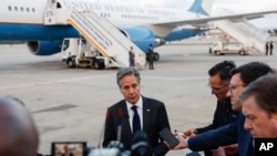 Sekrete Deta Antony Blinken pale ak lapres anvan li pran avyon nan ayeropo entenasyonal Ben Gurion nan nan Tel Aviv, Izrayel, 22 Mas, 2024.