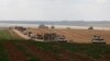 Vehículos militares israelíes avanzan cerca de la frontera con la Franja de Gaza el 12 de mayo de 2024.