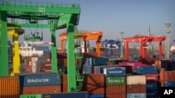 资料照片：中国天津港的集装箱和吊车。(2023年1月16日)
