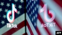 美国国旗与TikTok标识。