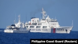 菲律宾海岸警卫队发布照片显示，2023年6月30日一艘中国海警船被指在有争议的南中国海海域骚扰为菲律宾海军运送后勤物资的船只。（Philippine Coast Guard/Handout via REUTERS 
