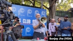 数百名记者聚集在印度首都，抗议NewsClick的记者因受到中国资助而被突袭和逮捕 (美国之音/贾尚杰)