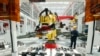 中国工人在浙江省湖州的三一集团工厂的生产线上工作。（2023年4月27日）