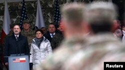 波兰总理希德沃出席为美军士兵举行的正式欢迎仪式。