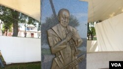Барельеф Армстронга
