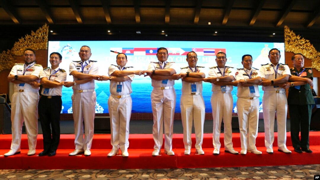 အင်ဒိုနီးရှားမှာကျင်းပနေတဲ့ အာဆီယံ ရေတပ်ဦးစီးချုပ်များအစည်းအဝေးတက်ရောက်နေကြတဲ့ ရေတပ်ဗိုလ်ချုပ်များ။ (သြဂုတ် ၂၂၊ ၂၀၂၂)