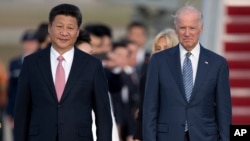 资料照片：美国副总统拜登在安德鲁空军基地欢迎中国国家主席习近平（2015年9月24日）。