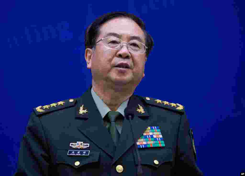 2013年4月22日,中国军队总参谋长房峰辉在国防部的媒体见面会上讲话。2018年10月6日传来消息,中共中央军委开除了房峰辉的党籍,军事检察机关对房峰辉案侦查终结,移送审查起诉。新华社报道说:“ 房峰辉严重违反党的政治纪律和政治规矩、中央八项规定和军委十项规定精神、组织纪律,涉嫌行贿、受贿、巨额财产来源不明犯罪,情节极为严重,数额特别巨大,影响极其恶劣。房峰辉对党不忠诚不老实,搞两面派做两面人,政治上蜕变、经济上贪婪,严重损害党的事业和军队形象 ”。此前,中央军委已开除房峰辉军籍,取消其上将军衔。中国官媒《解放军报》2017年10月报道,过去5年中已有至少13000名中国军队官员因腐败受到处罚。