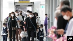 中国开放边境后，中国乘客抵达泰国曼谷的素万那普国际机场。（2023年1月9日）