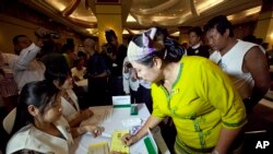 ၂၀၁၅ ခုနှစ် ရွေးကောက်ပွဲတုန်းက ရှမ်းတိုင်းရင်းသူ မဲဆန္ဒရှင်တဦး ရန်ကုန်မြို့ရှိ မဲရုံတခုမှာ မဲပေးနေတဲ့ မြင်ကွင်း။ (မေ ၁၅၊ ၂၀၁၅)