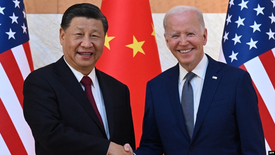 အမေရိကန်သမ္မတ Joe Biden (ယာ ) နဲ့ တရုတ်သမ္မတ Xi Jinping (ဝဲ) တို့ အင်ဒိုနီးရှားနိုင်ငံ၊ ဘာလီမြို့ မှာကျင်းပနေတဲ့ G-20 ထိပ်သီးညီလာခံပြင်ပ တွေ့ဆုံဆွေးနွေးစဉ်။ (နိုဝ့င်ဘာ ၁၄၊ ၂၀၂၂)
