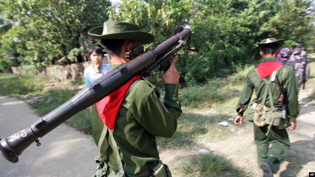 တိုင်းရင်းသားနယ်ြမေထဲမှာ လှုပ်ရှားနေတဲ့ မြန်မာစစ်တပ် (ဓာတ်ပုံ - AP) 