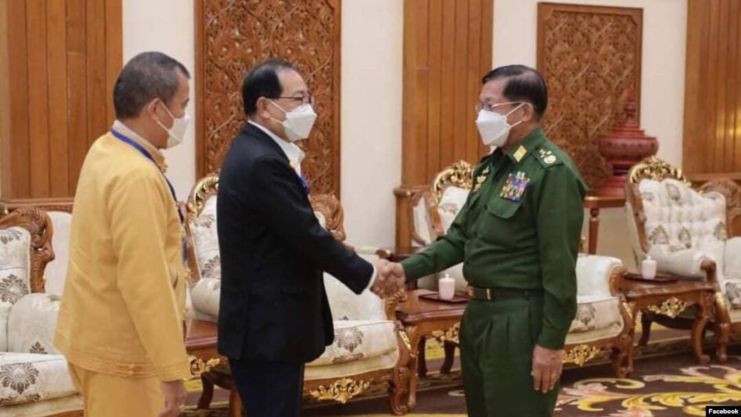 
စစ်ကောင်စီဥက္ကဋ္ဌ ဗိုလ်ချုပ်မှူးကြီးမင်းအောင်လှိုင်နဲ့ ရှမ်းပြည်ပြန်လည်ထူထောင်ရေးကောင်စီဥက္ကဋ္ဌ ဗိုလ်ချုပ်ကြီး ယွက်စစ်နဲ့အဖွဲ့ ဒီကနေ့ မနက်ပိုင်းက နေပြည်တော်မှာ တွေ့ဆုံစဉ်။ (မေ ၂၀၊ ၂၀၂၂/ဓာတ်ပုံ VOM)