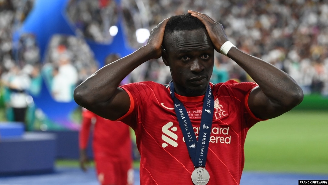 Sadio Mane ya Bayern Munich atie maboko na moto na match na Borussia Moenchengladbach na Bundesliga ya Allemagne, na Munich, 27 aout 2022. (AP Photo/Matthias Schrader)