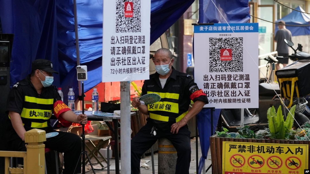 資料照:兩名執勤保全在北京一個居民小區外檢查居民需要出入社區的健康碼。(2022年11月9日)