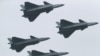 在第十四届中国国际航空航天博览会上，中国空军最先进的J-20隐形战机以四机编队飞行。（2022年11月8日）