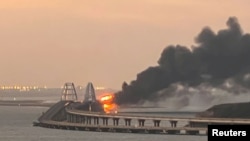 2022年10月8日，在俄罗斯吞并的克里米亚附近，刻赤海峡的刻赤桥在凌晨时起火。